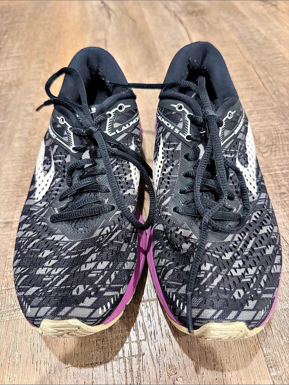Brooks Launch 5 Women's Geometric Athletic Shoes in Black & Purple